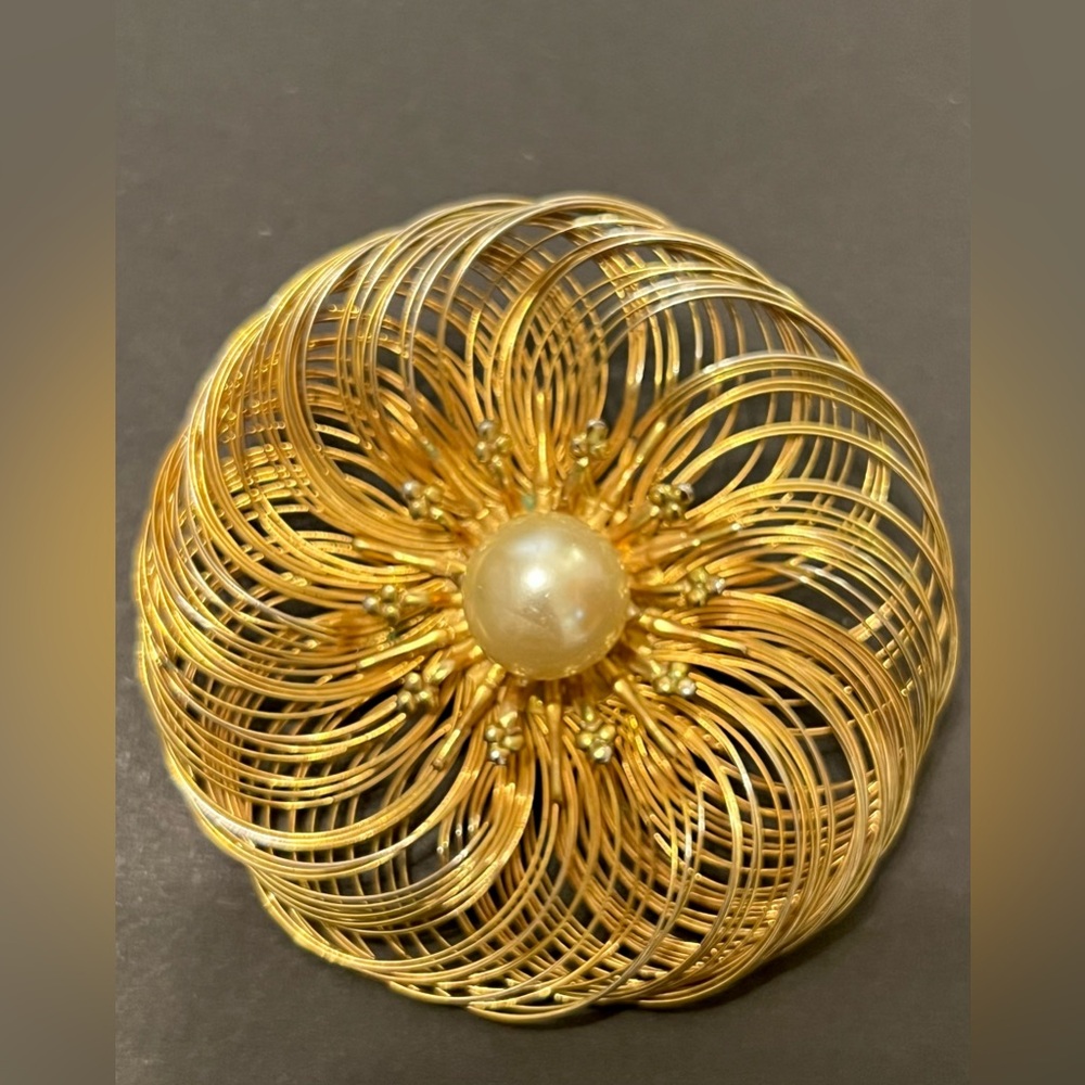 Vintage Lg Gold-tone Wire Circular Brooch/ Pin Faux Pearl. 2.5”
